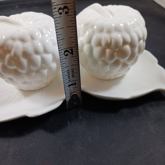 Vintage Grapes Majolica Style MCM Salt and Pepper Shakers - Picture 9 of 9